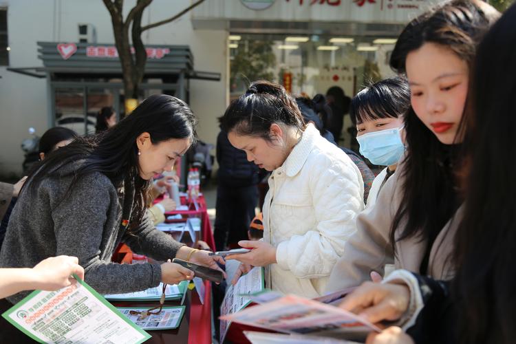 中心开展"爱在春风里"主题党日暨3&middot;15巾帼家政诚信服务宣传周活动